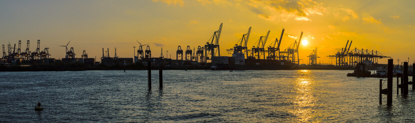 Deutschland, Hamburg, Hafenkräne an der Elbe bei Sonnenuntergang, Panorama - KRP001272