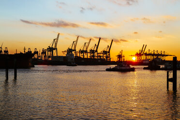 Deutschland, Hamburg, Hafen, Kräne an der Elbe bei Sonnenuntergang - KRPF001277