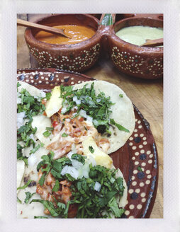 Al Pastor Tacos mit Käse und verschiedenen scharfen Salsas, Mexiko - ABAF001610