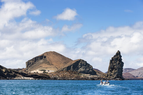 Ecuador, Galapagos-Inseln, Bartolome, Touristen fahren im Schlauchboot vor dem Pinnacle Rock - FO007278
