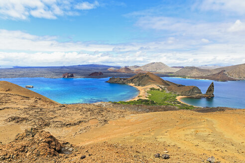 Ecuador, Galapagos-Inseln, Bartolome, Vulkanlandschaft mit Blick auf Santiago - FOF007284