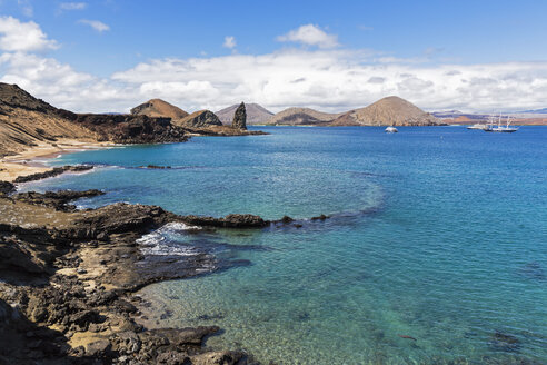 Ecuador, Galapagos-Inseln, Bartolome, Meeresufer mit versunkenem Vulkankrater - FO007287