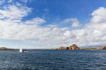 Ecuador, Galapagos-Inseln, Plaza Sur, Kreuzfahrtschiff auf dem Pazifischen Ozean - FOF007288