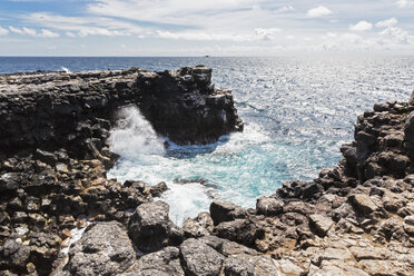 Ecuador, Galapagos Islands, Plaza Sur, surf at the rocky coast - FOF007290