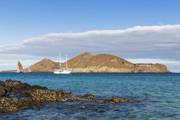 Ecuador, Galapagos Inseln, Bartolome, Blick auf Pinnacle Rock und Segelschiff - FOF007295