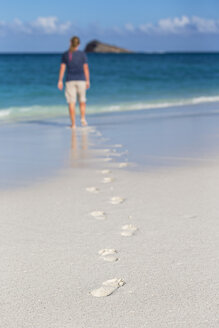 Ecuador, Galapagos-Inseln, Espanola, Tourist geht am Strand spazieren - FOF007304