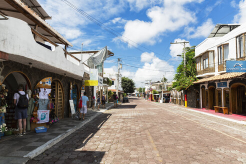 Ecuador, Galapagos-Inseln, Santa Cruz, Einkaufsstraße in Puerto Ayora - FOF007313