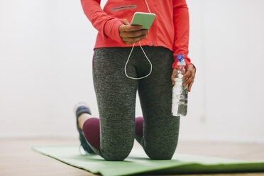 Junge Frau beim Fitnesstraining - EBSF000391