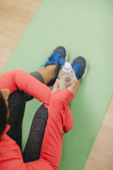 Junge Frau im Trainingsanzug beim Ausruhen - EBSF000407