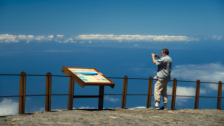 Spanien, Kanarische Inseln, Teneriffa, Mann beim Fotografieren am Aussichtspunkt des Teide - WGF000576