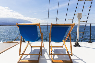 Ecuador, Galapagos-Inseln, Liegestühle auf einem Segelschiff - FOF007331