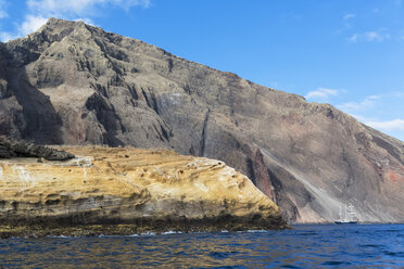 Ecuador, Galapagos Inseln, Isabella Insel, Segelschiff an der Küste - FOF007322