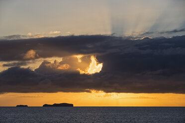 Pazifischer Ozean, Galapagos-Inseln, Rabida, Kreuzfahrtschiff bei Sonnenaufgang - FOF007574