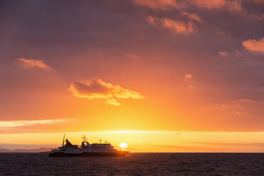 Pazifischer Ozean, Galapagos-Inseln, Rabida, Kreuzfahrtschiff bei Sonnenaufgang - FOF007575