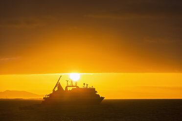 Pazifischer Ozean, Galapagos-Inseln, Rabida, Kreuzfahrtschiff bei Sonnenaufgang - FOF007576
