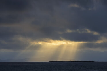 Pazifischer Ozean, Galapagos-Inseln, Sonnenaufgang über der Insel Baltra - FOF007578