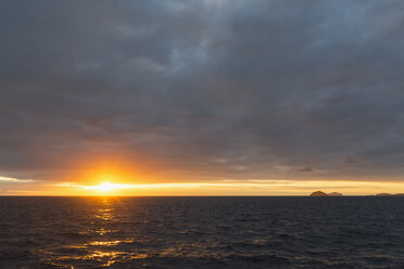 Pazifischer Ozean, Galapagos-Inseln, Sonnenaufgang über der Insel Floreana - FO007582