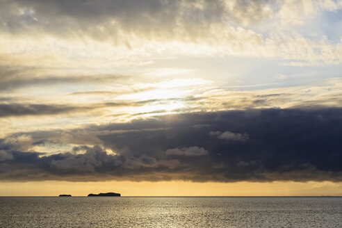 Pazifischer Ozean, Galapagos-Inseln, Sonnenaufgang über der Insel Rabida - FOF007583