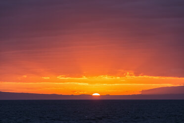 Pazifischer Ozean, Galapagos-Inseln, Sonnenuntergang über der Insel Santiago - FOF007591