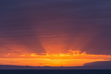 Pazifischer Ozean, Galapagos-Inseln, Sonnenuntergang über der Insel Santiago - FOF007586