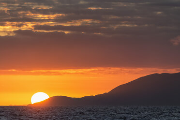 Pacific Ocean, Galapagos Islands, sunset above Santiago Island - FOF007587