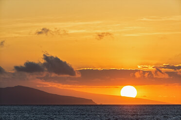 Pacific Ocean, Galapagos Islands, sunset above Santiago Island - FOF007588