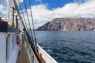 Pazifischer Ozean, Segelschiff bei der Insel Isabela, Galapagos-Inseln - FOF007542