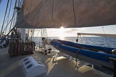 Pazifischer Ozean, Segelschiff bei den Galapagos-Inseln - FOF007544