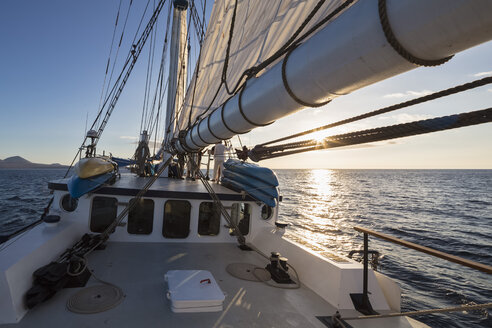 Pazifischer Ozean, Segelschiff bei den Galapagos-Inseln - FO007545