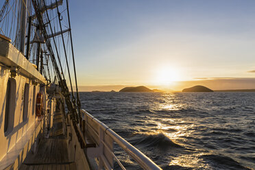 Pazifischer Ozean, Segelschiff bei den Galapagos-Inseln - FOF007546