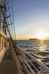 Pazifischer Ozean, Segelschiff bei den Galapagos-Inseln - FOF007547