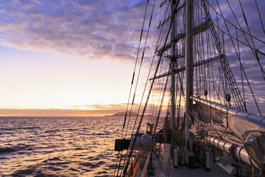 Pazifischer Ozean, Segelschiff vor den Galapagos-Inseln bei Sonnenuntergang - FOF007548