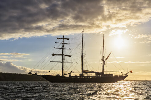 Pazifischer Ozean, Segelschiff bei den Galapagos-Inseln - FOF007550