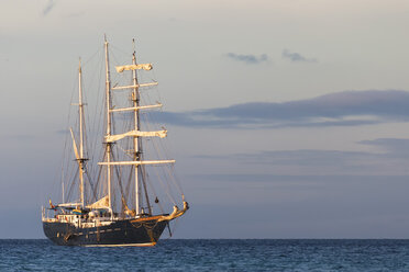 Pazifischer Ozean, Segelschiff bei den Galapagos-Inseln - FOF007551