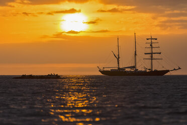 Pazifischer Ozean, Segelschiff vor den Galapagos-Inseln bei Sonnenuntergang - FOF007552