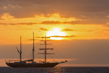 Pazifischer Ozean, Segelschiff vor den Galapagos-Inseln bei Sonnenuntergang - FOF007553