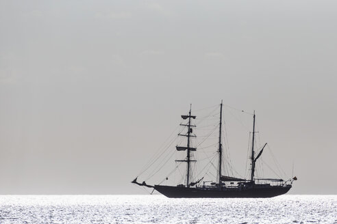 Pazifischer Ozean, Segelschiff bei den Galapagos-Inseln - FOF007558