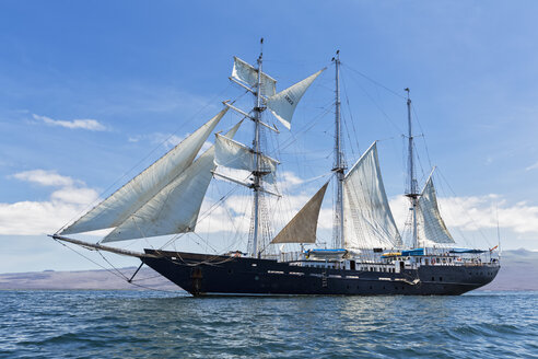 Pazifischer Ozean, Segelschiff unter Segel bei den Galapagos-Inseln - FOF007559