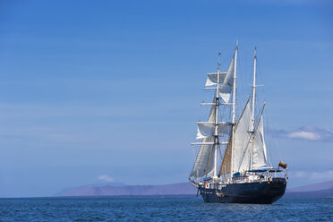 Pazifischer Ozean, Segelschiff unter Segel bei den Galapagos-Inseln - FOF007560