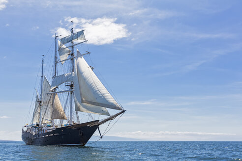 Pazifischer Ozean, Segelschiff unter Segel bei den Galapagos-Inseln - FOF007562