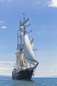 Pazifischer Ozean, Segelschiff unter Segel bei den Galapagos-Inseln - FOF007563