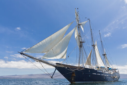 Pazifischer Ozean, Segelschiff unter Segel bei den Galapagos-Inseln - FOF007564