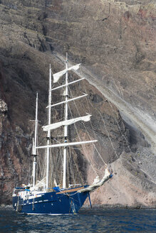 Pazifischer Ozean, Segelschiff bei der Insel Isabela, Galapagos-Inseln - FOF007565