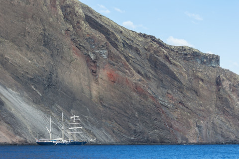 Pazifischer Ozean, Segelschiff bei der Insel Isabela, Galapagos-Inseln, lizenzfreies Stockfoto