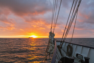 Pazifischer Ozean, Segelschiff vor den Galapagos-Inseln bei Sonnenaufgang - FOF007567