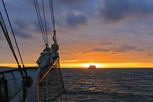 Pazifischer Ozean, Segelschiff vor den Galapagos-Inseln bei Sonnenaufgang - FOF007568