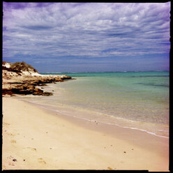 ningaloo reef, cape range national park, strand, felsen, weißer sand, türkisfarbenes wasser, meer, wolken, blauer himmel, westaustralien, australien - LULF000027