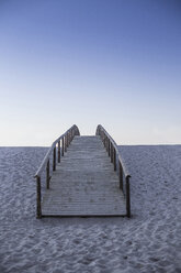 Portugal, Praia da Barra, wooden footbridge on the beach - KBF000294