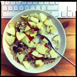 müsli, Apfel, Cerealien, gesunde Mahlzeit, Büro, Braekfast, Computer - LULF000176