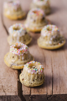 Miniatur-Marmorkuchen mit Zuckerguss und Zuckerperlen - ODF001030